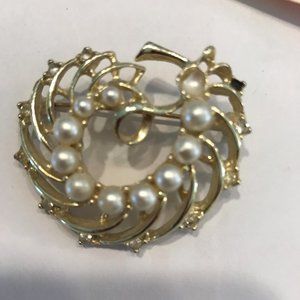 Vintage Gold Tone & Faux Pearl Brooch